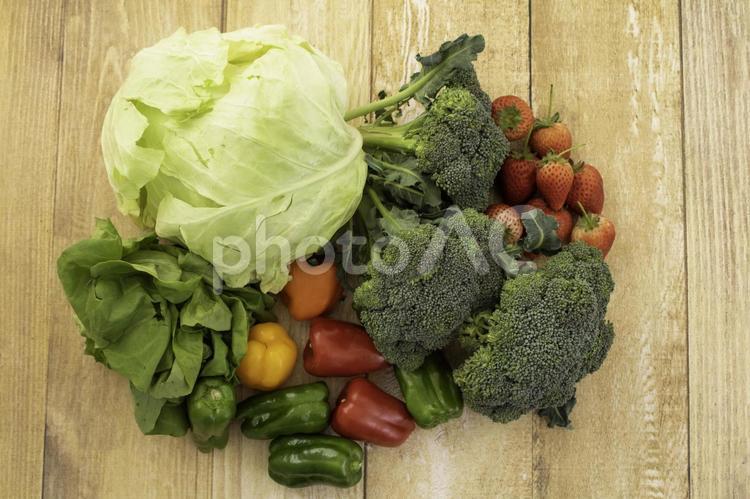 野菜いろいろと苺 とれたて,葉物,緑の写真素材