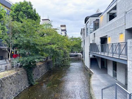 三条通の高瀬川にかかる三条小橋からの風景 三条通の高瀬川にかかる三条小橋からの風景の写真