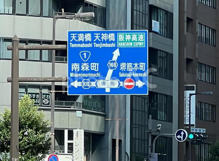 交差点の案内標識 標識,道路標識,案内標識の写真素材