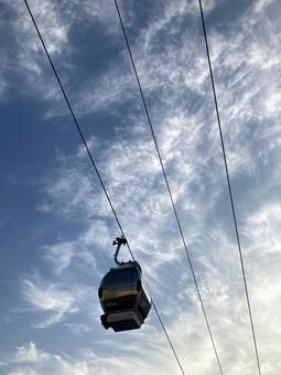 青空と雲と横浜エアキャビン 青空と雲と横浜エアキャビン 横浜エアキャビン,エアキャビン,ゴンドラの写真素材