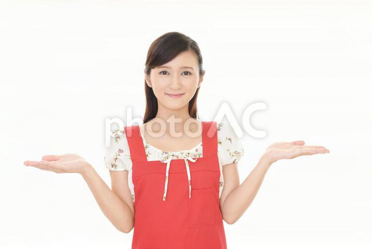 掌を見せる笑顔の女性 女性,女,主婦の写真素材