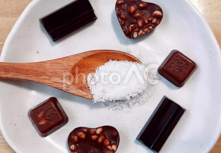 チョコと砂糖(上白糖) チョコ,砂糖,上白糖の写真素材