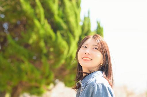 公園で微笑む女性 公園で微笑む女性 女性,人物,日光浴の写真素材