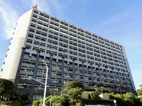 沖縄県庁舎行政棟を見上げる 沖縄県庁舎行政棟を見上げるの写真