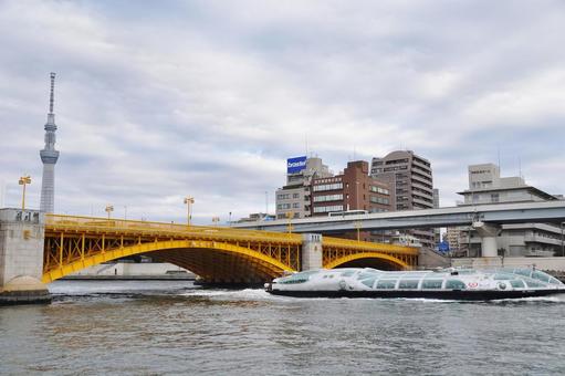 <東京都>隅田川と蔵前橋 <東京都>隅田川と蔵前橋 隅田川,蔵前橋,遊覧船の写真素材