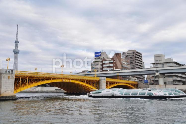 ＜東京都＞隅田川と蔵前橋 隅田川,蔵前橋,遊覧船の写真素材