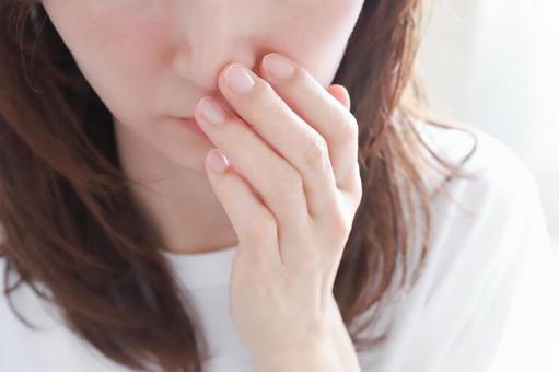 鼻の違和感を感じる女性 鼻の違和感を感じる女性 鼻炎,風邪,体調不良の写真素材