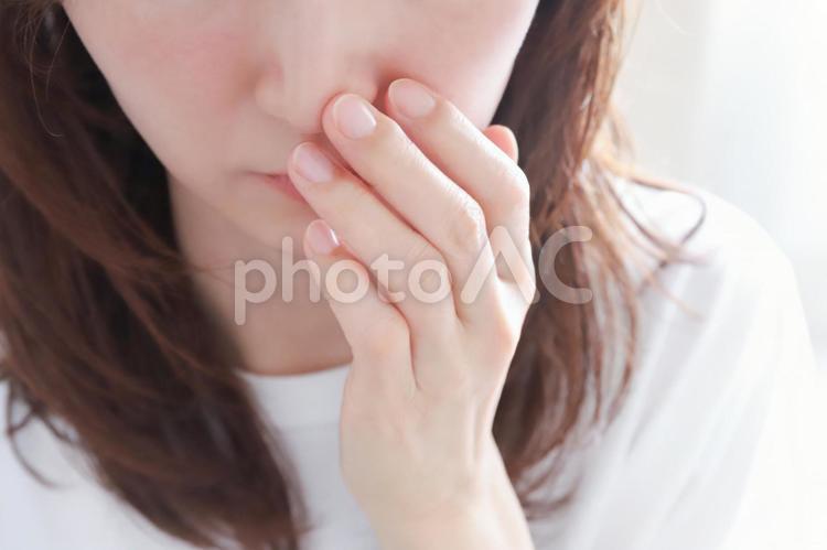 鼻の違和感を感じる女性 鼻炎,風邪,体調不良の写真素材