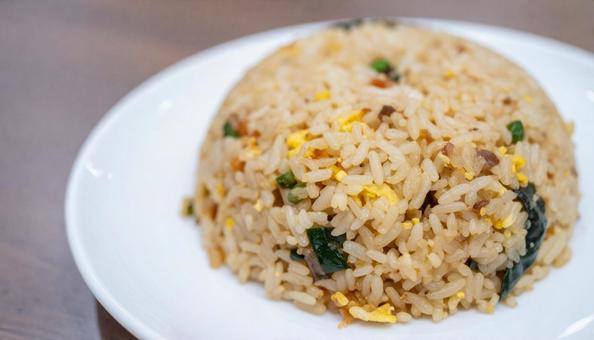 白い皿に盛られたチャーハン 白い皿に盛られたチャーハンの写真