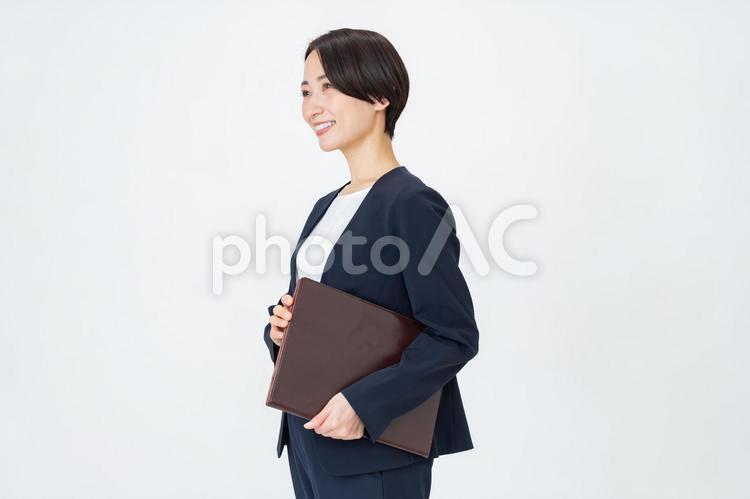 ファイルを持つスーツを着た女性 キャリアウーマン,リクルート,olの写真素材