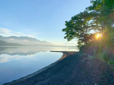 山中湖の朝 山中湖の朝 朝焼け,山中湖,鏡面の写真素材