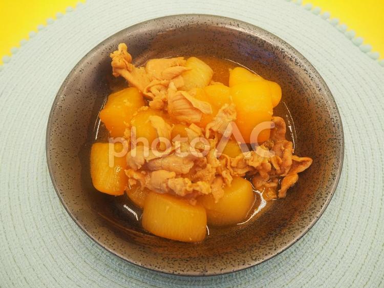 豚バラ大根・家庭料理（取り皿に盛る） 豚バラ大根,家庭料理,豚肉の写真素材