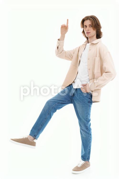 片足を上げ上を指差す男性 男性,指差し,上の写真素材