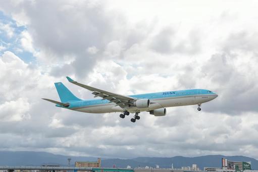 帰る翼 ― 福岡空港着陸 帰る翼 ― 福岡空港着陸の写真