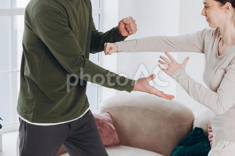 喧嘩して殴り合いしそうな女性の横顔 カップル,夫婦,対立の写真素材