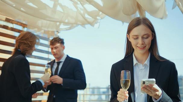 笑顔でスマホを見ている外国人女性 女性,外国人,スマートフォンの写真素材