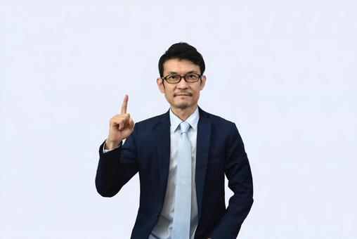 ポイントを解説するビジネスマン 眼鏡,案内,バストアップの写真素材