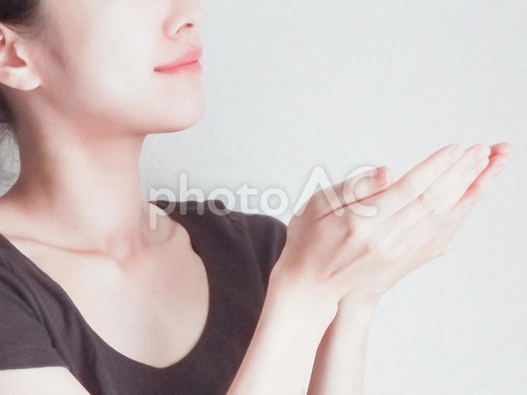 両手を差し出す女性 女性,両手,揃えるの写真素材