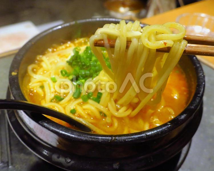 鉄鍋で熱々の辛い麺　箸上げ ラーメン,箸上げ,鉄鍋の写真素材