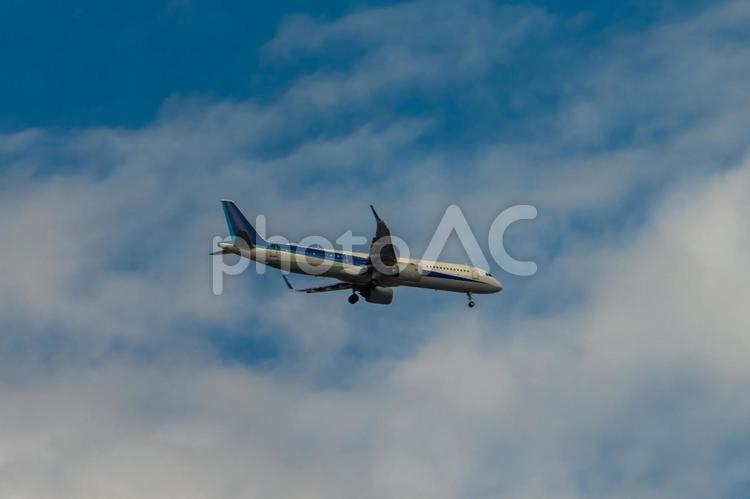 秋の空の飛行機２ 空,景色,飛行機の写真素材