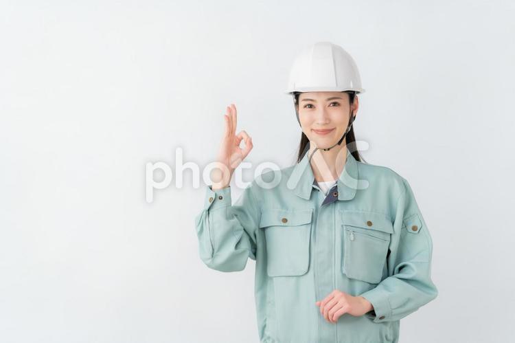 白バックの作業服のビジネスウーマン 不動産,建築,ビジネスの写真素材