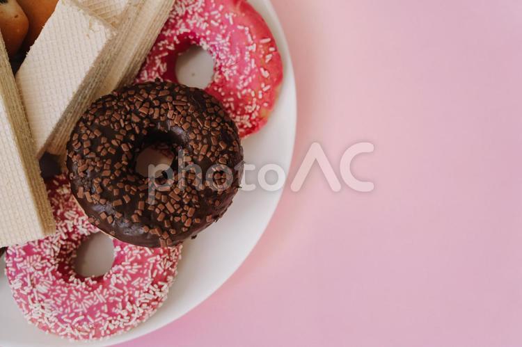 真上から見たドーナツやウェハース ドーナツ,ウェハース,チョコレートの写真素材