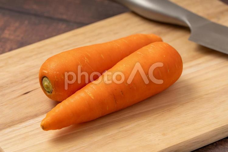 まな板に置かれた新鮮なニンジン 人参,キャロット,野菜の写真素材