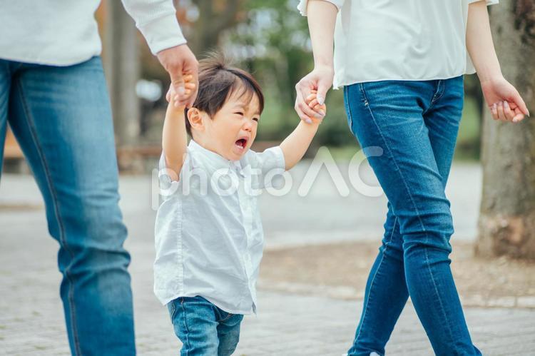 号泣する子供と手を繋ぐ両親 子供,号泣,泣くの写真素材