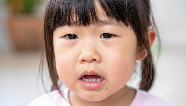 悲しげな表情の幼い女の子 悲しげな表情の幼い女の子の写真