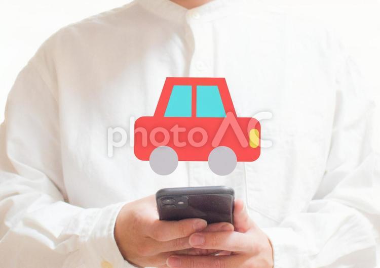 スマホ操作する美容スタッフと車 車,自動車,カーの写真素材