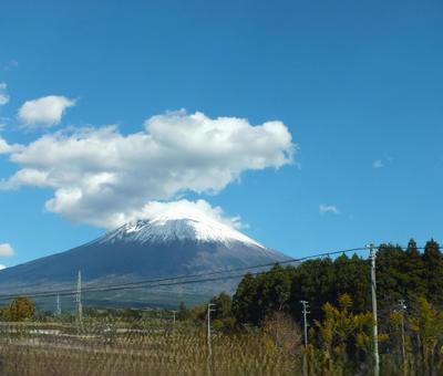 頭に雲を被り始めた富士山 頭に雲を被り始めた富士山の写真