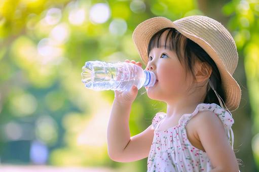 水を飲む夏の女の子 水を飲む夏の女の子の写真