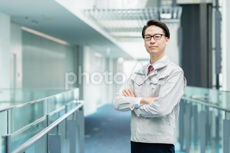 オフィスで働く男性エンジニア 日本人,男性,人物の写真素材