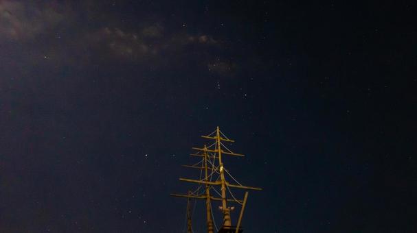 星空にそびえるマストとオリオン 星空にそびえるマストとオリオン 船,柱,マストの写真素材