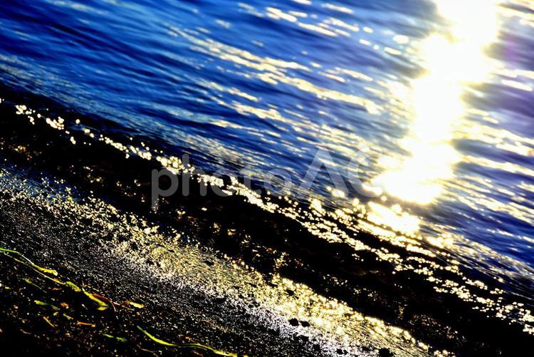 水模様 キラキラ,夕焼け,太陽の写真素材