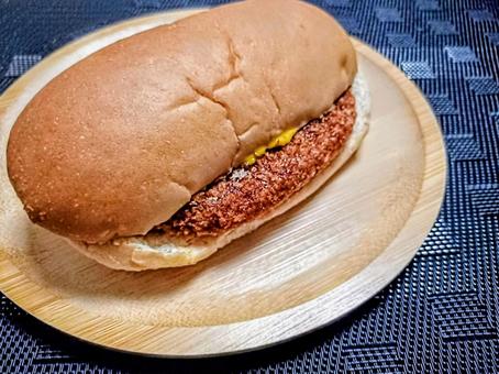 木の皿の上のメンチカツサンドパン 木の皿の上のメンチカツサンドパン メンチカツ,サンドパン,パンの写真素材