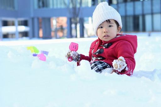 雪遊びをする子供 雪遊びをする子供の写真