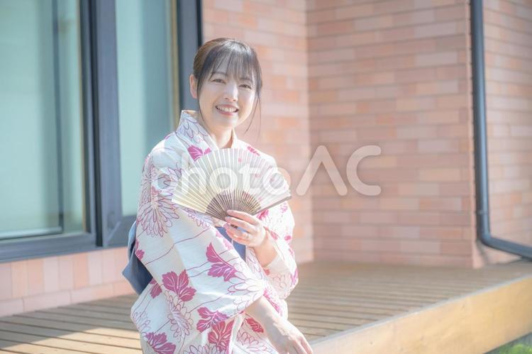 扇子と浴衣と笑顔の女性 浴衣,女性,笑顔の写真素材