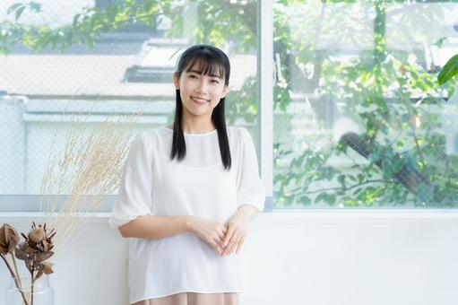 リビングでくつろぐ若い女性 リビングでくつろぐ若い女性 女性,リビング,ライフスタイルの写真素材