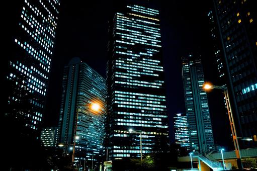夜を照らす都会のオフィスビル 夜を照らす都会のオフィスビル 都市,街,ビルの写真素材