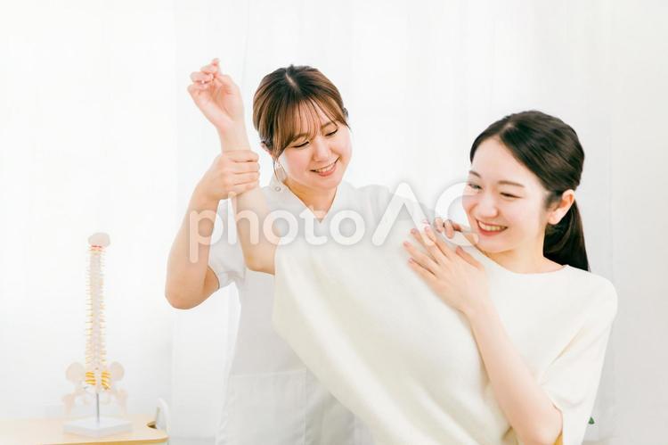 整体院に肩こりの治療にきた患者と整体師 整体,肩こり,肩凝りの写真素材