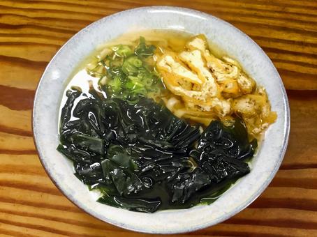シャキシャキ鳴門ワカメうどん シャキシャキ鳴門ワカメうどんの写真