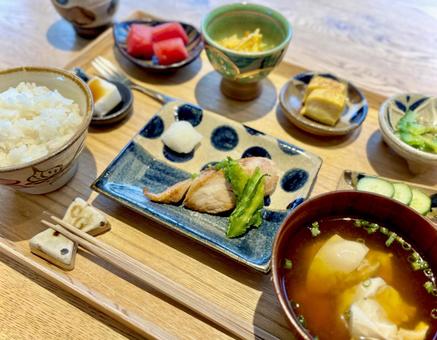 焼き魚定食(斜め構図 アップ) 焼き魚定食(斜め構図 アップ) 定食,朝ごはん,ヘルシーの写真素材