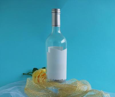 白ワインの瓶とバラの花 ワインボトル 白ワインの瓶とバラの花 ワインボトル 白ワイン,瓶,お酒の写真素材
