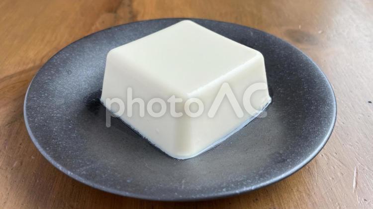 冷奴（黒い皿、斜めから） 冷奴,豆腐,絹ごし豆腐の写真素材