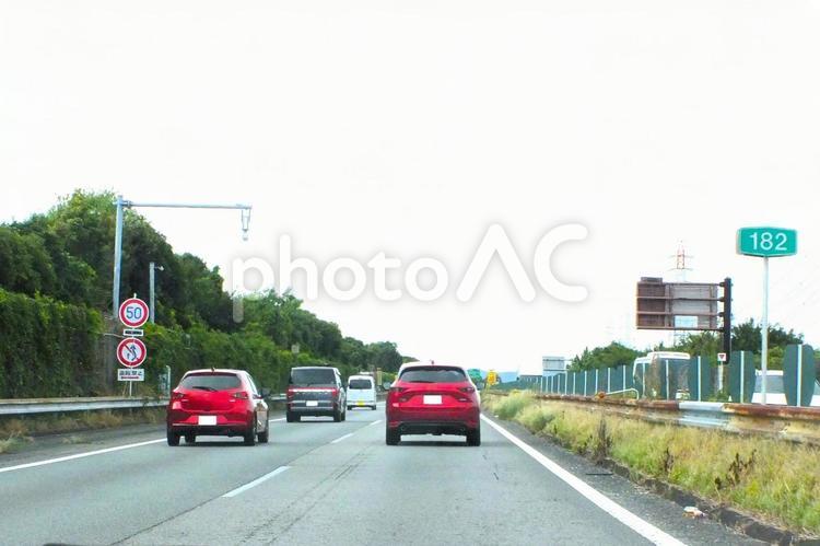 50km追い越し禁止の交通標識　高速道 高速道路,ハイウェイ,赤い車の写真素材