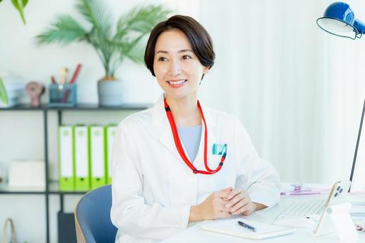 診療するドクター 診療するドクター 医者,白衣,女性の写真素材