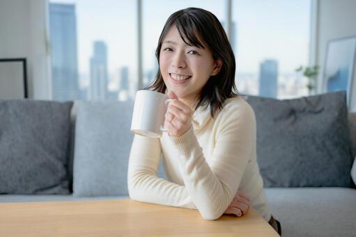 リラックスする女性 女性,笑顔,コーヒーの写真素材