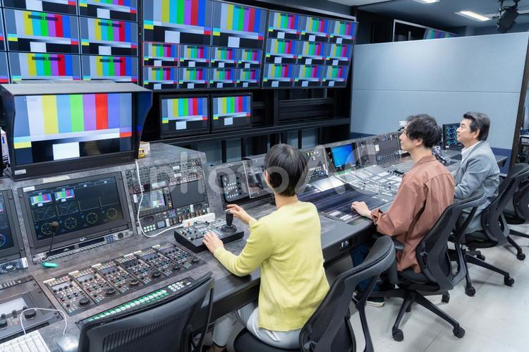 TV局の調整室で働くディレクター 映像編集,エンジニア,tv局の写真素材