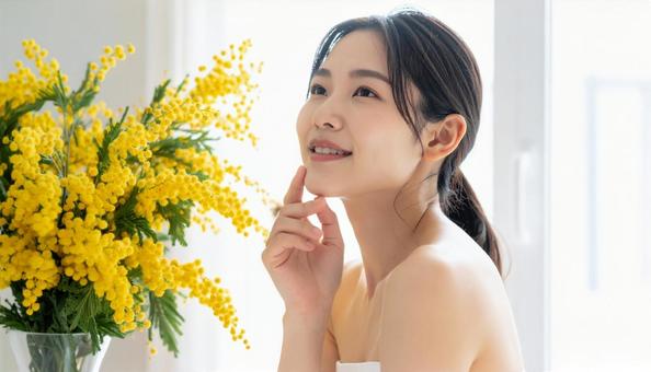 保湿ケアをする若い日本人女性 保湿ケアをする若い日本人女性の写真